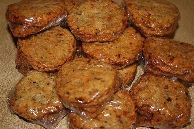 Tình trạng thực phẩm bẩn, đặc biệt là xúc xích và chả cá Trung Quốc nhập lậu về Việt Nam với sự nguy hại khôn lường về sức khỏe đang có những diễn biến vô cùng phức tạp.