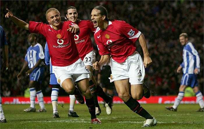 Ngày 22/7, Rio Ferdinand ra mắt tại Man Utd với tư cách hậu vệ đắt giá nhất thế giới. Tuy nhiên phải tới hơn 3 năm sau, ngày 14/12/2005, Ferdinand mới có bàn thắng đầu tiên cho Quỷ đỏ với pha lập công vào lưới Wigan