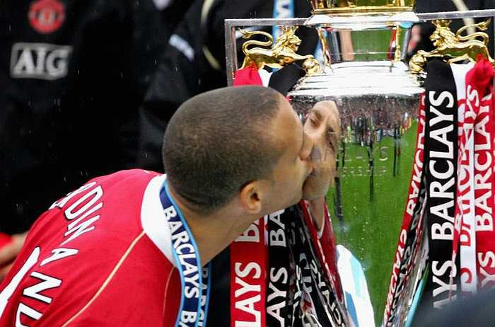 Rio Ferdinand đã phải chờ 5 năm để có lần thứ 2 chạm vào danh hiệu Premier League