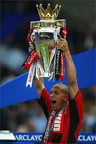 Khác với Vidic, Ferdinand khá lười ghi bàn. Tuy nhiên sự xuất hiện của cầu thủ trưởng thành từ lò đào tạo West Ham đã giúp Man Utd đòi lại ngôi vô địch Premier League ngay ở mùa bóng đầu tiên anh góp mặt. Đây cũng là danh hiệu đầu tiên của F5