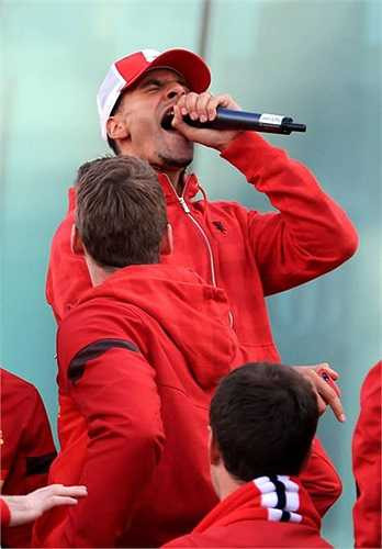 Trong lễ ăn mừng năm đó, ngôi sao người Anh còn cao hứng trổ tài ca hát trên xe buýt