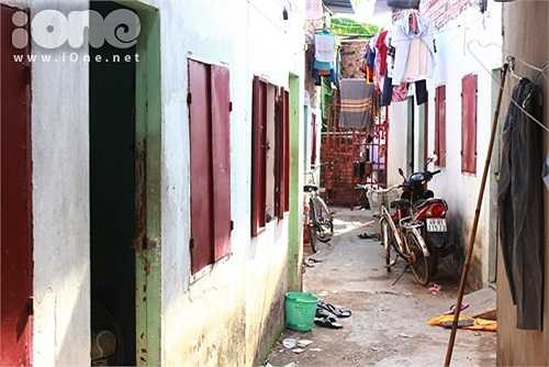 Nhiệt độ tăng cao bất thường, nắng nóng gay gắt trong những ngày gần đây khiến nhiều sinh viên sống trong các khu trọ thuộc làng ĐH Thủ Đức loay hoay tìm cách tránh nóng.