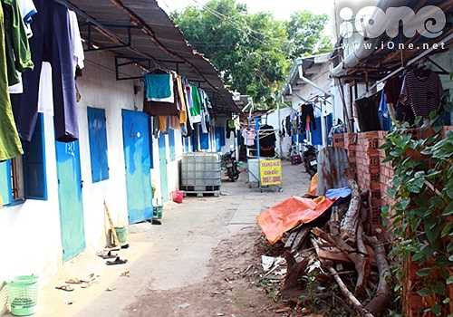 Những dãy phòng trọ nhếch nhác, thấp lè tè như thế này là nơi trú ngụ của nhiều sinh viên thuộc các trường như ĐH Bách khoa, ĐH KHTN, ĐH KHXH&NV, ĐH Nông lâm...