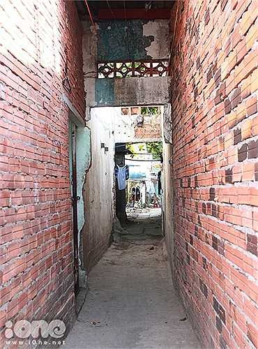 Đường ra vào khu trọ rộng không quá 1 mét, chỉ đủ cho xe máy lưu thông một chiều. An ninh không tốt nên chuyện trộm cắp xảy ra ở những khu trọ thuộc làng ĐH Thủ Đức rất thường xuyên. 