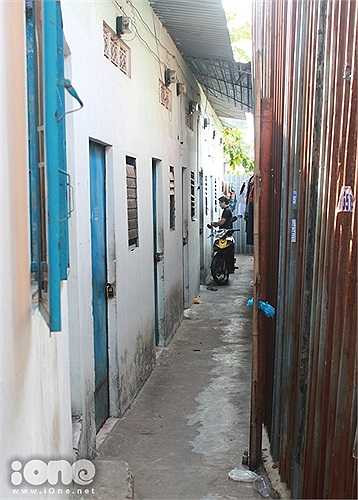 Trung bình có từ 3 - 4 sinh viên sống trong những căn phòng lợp tôn, diện tích không quá 10 mét vuông làm khoảng không gian trở nên chật chội, oi bức hơn.