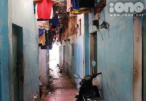 Đa phần các phòng trọ đều không có cửa sổ, lối thông thoáng duy nhất là cửa chính nên bên trong vô cùng ngột ngạt. Các phòng trọ xây kín trong hẻm, san sát vào nhau càng làm không gian thêm bức bối.