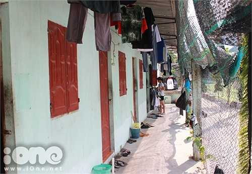 Hồng Tuyết, ĐH Nông lâm TPHCM, than thở: Buổi trưa bước vào phòng như đang ở một thế giới khác, nhiệt độ cao hơn cả bên ngoài. 