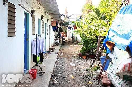 Ánh nắng chiếu thẳng vào khu nhà trọ bên cạnh trường ĐH Quốc tế, dù phía trước có bóng cây nhưng vẫn không giúp làm dịu cái nóng.