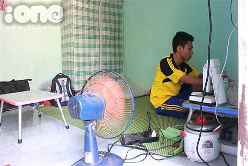 Quạt trở thành cứu tinh của sinh viên trong những ngày thời tiết oi bức, vì thế nó luôn ở trạng thái hoạt động hết công suất.