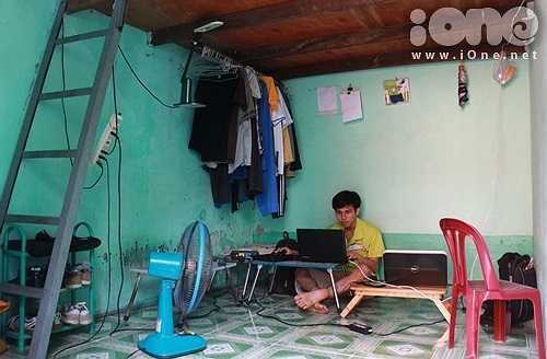 Một nữ sinh trường ĐH Thể dục thể thao cho biết, khoảng thời gian này mọi người trong phòng đều tránh xa căn gác sát trần nhà bởi nhiệt độ trên đó cũng cao xấp xỉ bên ngoài.