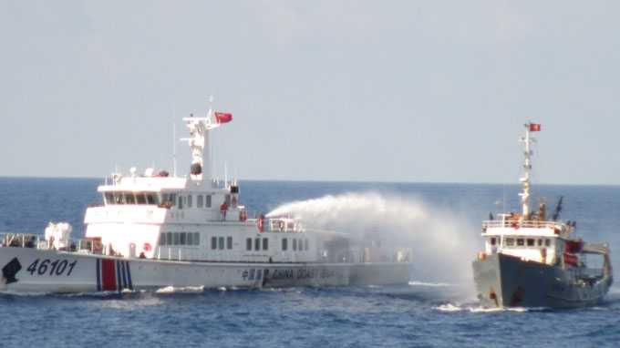 àu Trung Quốc xịt vòi rồng, hung hăng đâm thẳng vào tàu Việt Nam và làm rách mạn tàu - Ảnh: Cảnh sát biển VN cung cấp