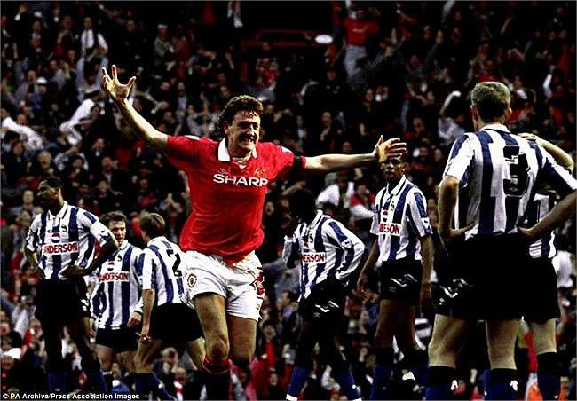 Không chỉ xuất sắc ở khả năng phòng ngự, Steve Bruce còn là một trong những hậu vệ săn bàn xuất sắc nhất thế giới với 36 bàn sau 309 trận ra sân trong màu áo Man Utd