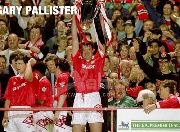 Người đá cặp với Steve Bruce là Gary Pallister đã thi đấu cho Quỷ đỏ trong 9 năm, ghi được 12 bàn thắng trong 317 trận ra sân, giành được 15 danh hiệu lớn nhỏ