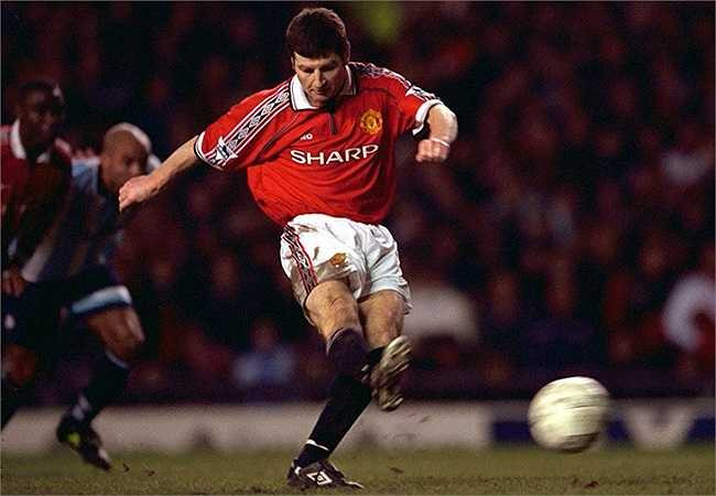 Trước thời của Patrice Evra, Dennis Irwin chính là hậu vệ trái số 1 của Man Utd với 368 lần ra sân, cùng 7 danh hiệu Premier League và 1 chức vô địch Champions League danh giá.