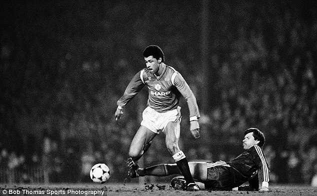 Paul McGrath gia nhập Man Utd từ St Patrick's Athletic vào năm 1982. Sau 7 năm gắn bó, anh đã có 163 lần ra sân, và đoạt 1 cúp FA, 2 Carling Cup cùng Quỷ đỏ
