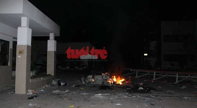 Nhà xưởng của công ty TNHH Esquel Garment Manufacturing bị đốt cháy trong đêm - Ảnh: Bá Sơn