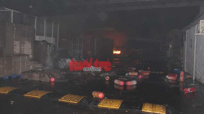 Nhà xưởng của Công ty TNHH Esquel Garment Manufacturing bị đốt cháy trong đêm - Ảnh: Bá Sơn