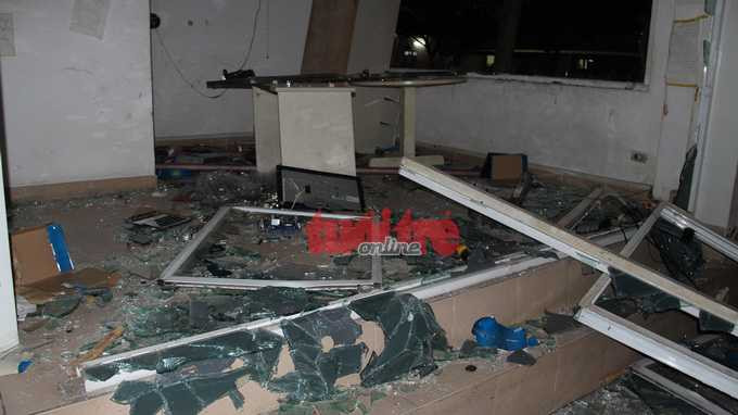 Nhà xưởng của một công ty (đã bị đập xóa biển) có trụ sở tại 37 đại lộ Tự Do trong KCN VSIP 1 bị đốt cháy, cửa kính bị đập bể - Ảnh: Bá Sơn