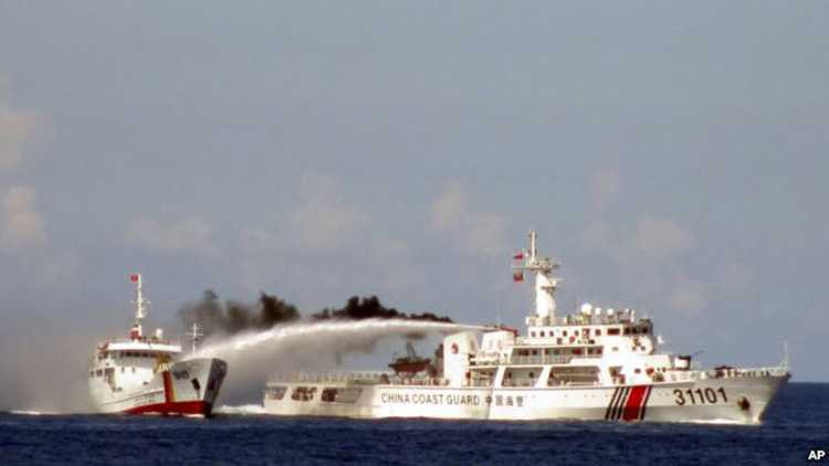 Tàu Kiểm ngư của Việt Nam liên tục bị tàu Trung Quốc dùng vòi rồng công suất lớn tấn công.