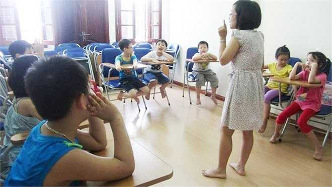 Cô Đinh Phương Thảo cho biết, trong giờ học đồng cảm theo chương trình của nhóm Cánh Buồm (Hà Nội) học sinh 6-7 tuổi được xem ảnh, chia sẻ cảm nhận, đóng vai thành người lính hải quân, vẽ tranh, đặt tên cho bài học. Khi cô giáo hỏi các chú hải quân làm nhiệm vụ gì, học sinh dõng dạc: 'Bảo vệ biển của nước mình. Bảo vệ đảo. Bảo vệ người dân'.