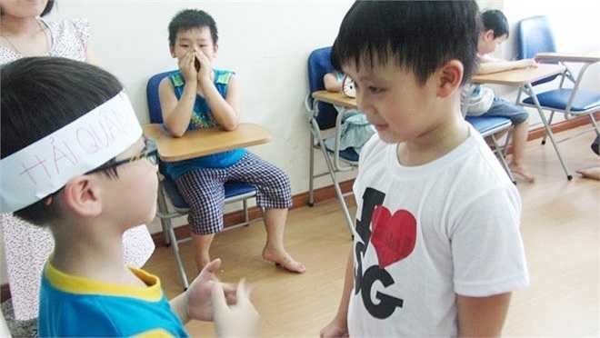 Phần tiếp theo trong bài học, cô Phương Thảo cùng học sinh chia nhóm, đóng vai lính hải quân và người nhà đến thăm. Cô cho biết: 'Học sinh phải tự nghĩ lời và động tác phù hợp rồi lên diễn'. Em Trọng Minh trong vai người em dặn dò anh: Anh ăn nhớ ăn nhiều cơm vào để còn làm nhiệm vụ