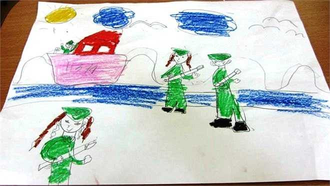 Bức tranh của Thảo Nhi vẽ trong giờ học về sự đồng cảm. Mẹ của cô bé tâm sự: 'Thảo Nhi nói, mẹ đang mang bầu bận chăm em bé thì 2 chị em con sẽ bảo vệ vùng biển đảo'.