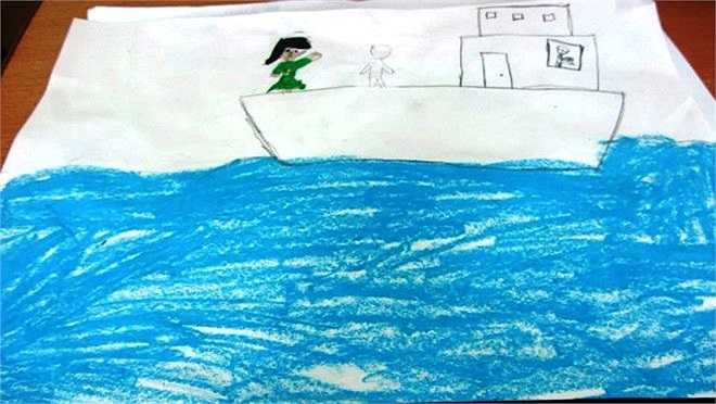 Tranh của bé Thu Minh về nước biển màu xanh ngắt, cô hải quân đang vẫy tay chào mọi người. Phía trong cabin tàu là người lính đang làm nhiệm vụ.