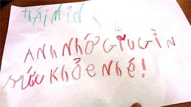 Thái Minh vẽ những nét chữ còn bỡ ngỡ, thay lời người em nói với anh lính hải quân: Anh nhớ giữ gìn sức khỏe nhé