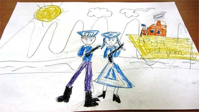 Cô giáo Phương Thảo cho biết, những bức tranh này là sản phẩm của giờ học đồng cảm do nhóm Cánh Buồm thiết kế. Nội dung của các bài học là những cảnh ngộ gần gũi quanh em như cụ già, bạn nhỏ bới rác, người bán hàng rong rồi đến những cảnh các em ít gặp hơn như hạn hán, lũ lụt, chiến tranh…