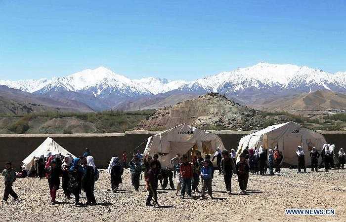 Các học sinh ùa ra khỏi lớp sau giờ tan học.