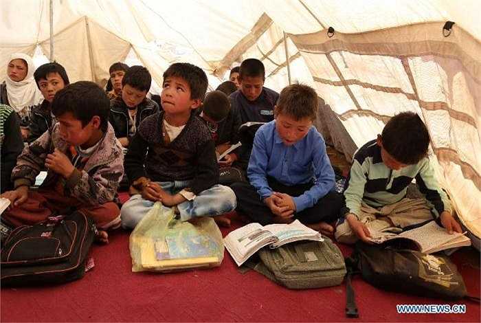 Nét ngây thơ và có phần khắc khổ luôn xuất hiện trên khuôn mặt của các học sinh tại nhiều trường học ở Afghanistan.