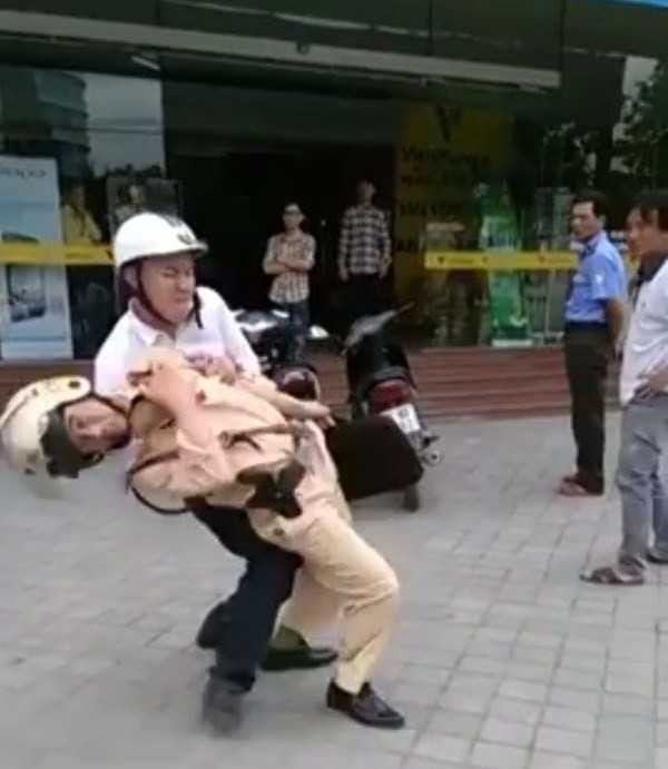 Mẹ bị can hành hung cảnh sát: 'Con tôi dại dột quá'