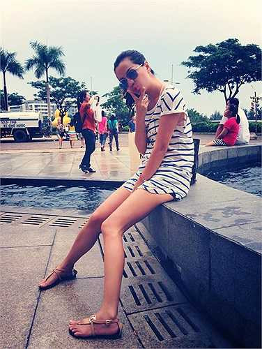 Mới đây trong chuyến về thăm Việt Nam, Ngọc Thúy không những trẻ trung, xinh đẹp mà còn luôn thể hiện nụ cười ở trên môi.