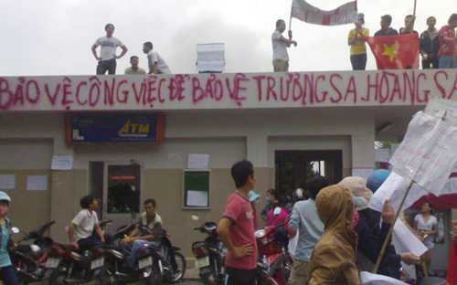 Công nhân phản ứng việc kích động bạo lực khiến công ty đóng cửa Ảnh: Facebook Thiên Định