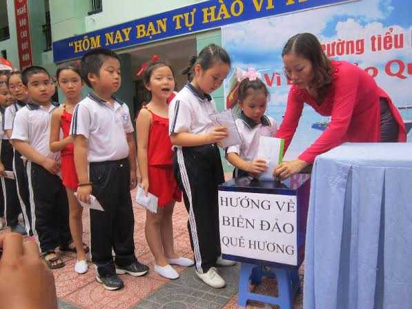 Học sinh tham gia gây quỹ ủng hộ lực lượng Cảnh sát biển và Kiểm ngư đang làm nhiệm vụ tại Trường Sa và Hoàng Sa.