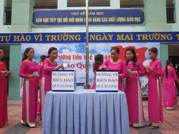 Tập thể cán bộ, giáo viên, công nhân viên nhà trường ủng hộ Trường Sa-Hoàng Sa.