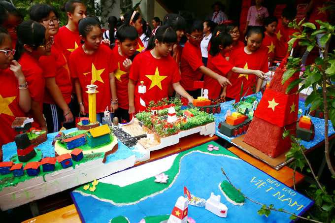 Đông đảo học sinh Trường THPT Lương Thế Vinh, Q.1, TP.HCM hào hứng xem mô hình biển đảo do chính học sinh trường này thực hiện sáng 14-5
