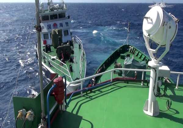 Tàu Hải cảnh Trung Quốc số hiệu 46001 (trái) đâm vào mạn trái tàu CSB 4032 làm gãy khoảng 10m lan can và hỏng 3 thông gió.