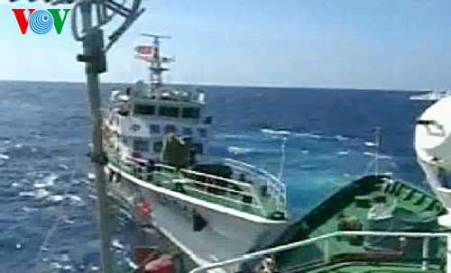 Tàu Hải cảnh 46001 của Trung Quốc hung hăng lao vào tàu CSB 4032 của Việt Nam