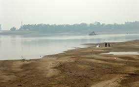 Bãi tắm tiên - nói theo cách văn hoa là tắm nude, còn nói dân dã như những người ở đây là tắm truồng - nằm ngay dưới chân cầu Long Biên, một cây cầu đã có lịch sử hơn 100 năm tuổi của Hà Nội. 