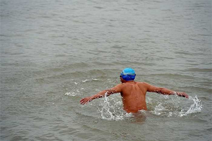 Nhiều người còn thích thú bơi ra khá xa bờ.