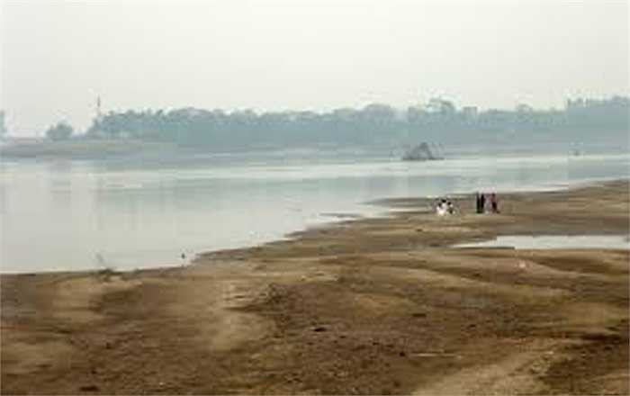 Tuy nhiên, nhìn cảnh này, cũng không ít người phải lè lưỡi e ngại vì chẳng có gì để đảm bảo sự an toàn: không phao, không lực lượng cứu hộ.