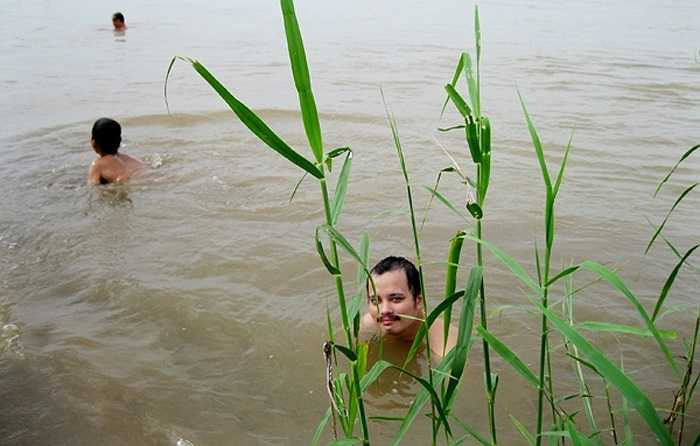 Hà Nội có nhiều bể bơi nhưng lại không có bãi tắm thiên nhiên. Vì thế, đây là lựa chọn số 1 của những người thích sự hoang dã.