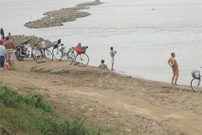 Đứng trên cầu Long Biên nhìn xa xa về phía bãi tắm, thấp thoáng như hạt vừng nhấp nhô những tấm thân trần trụi với can nước làm phao cứu sinh buộc dây lõng thõng theo sau. 