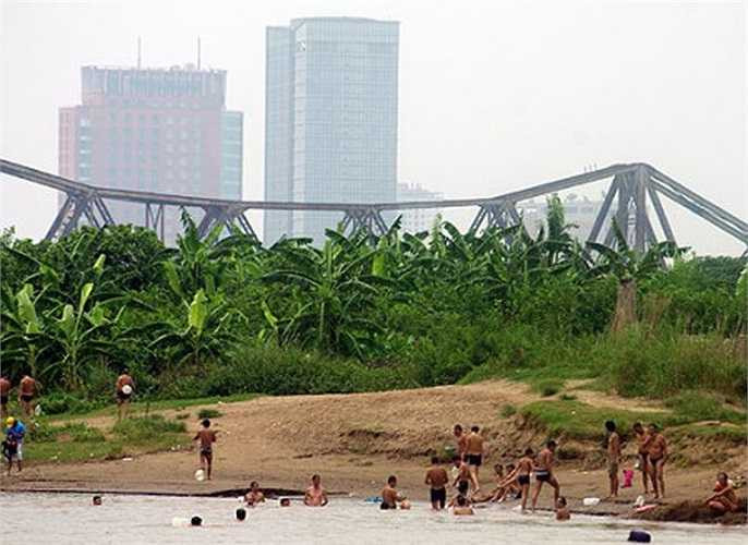 Hàng chục người trẻ có, già có cùng nude thả sức bơi lội dưới dòng sông Hồng, để hạ bớt cái nóng gay gắt, oi bức đến ngột ngạt. 