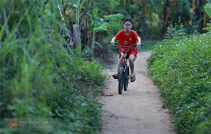 Trẻ em cũng đến bãi tắm vào những ngày nắng nóng. 