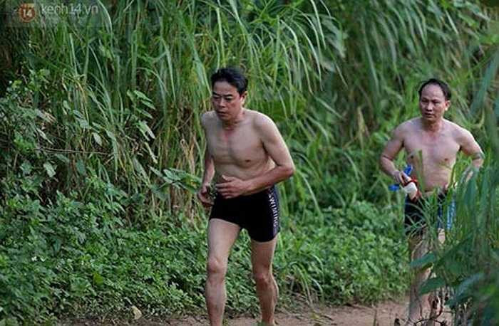 Nhiều người chọn cách chạy bộ đến bãi tắm để rèn luyện sức khỏe.