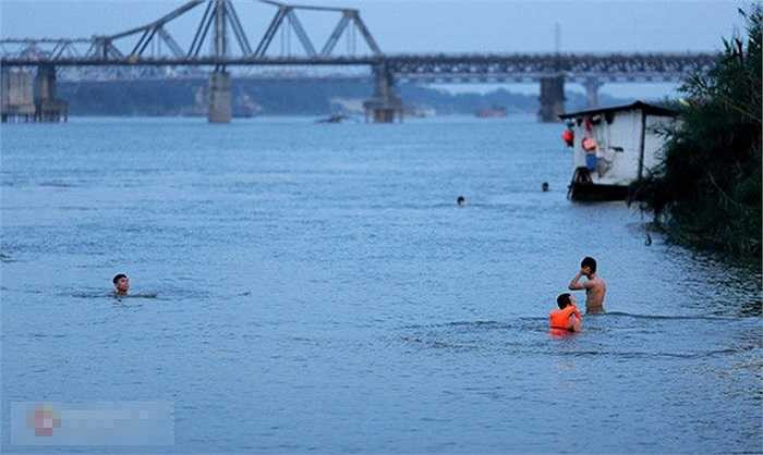 Phần lớn những người đến tắm là cánh đàn ông, thấp thoáng có cả những cụ già và trẻ em.