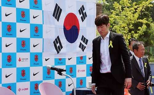  Park Ji Sung tổ chức họp báo tuyên bố giải nghệ tại Trung tâm bóng đá JS ở quê nhà Suwon, Gyeonggi. Cựu danh thủ Hàn Quốc quyết định chia tay sân cỏ sau thời gian dài bị chấn thương.