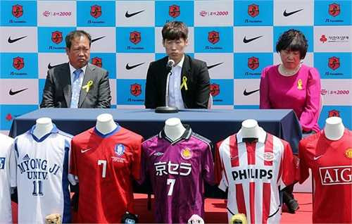 Tham dự buổi họp báo có bố mẹ của Park Ji Sung.
